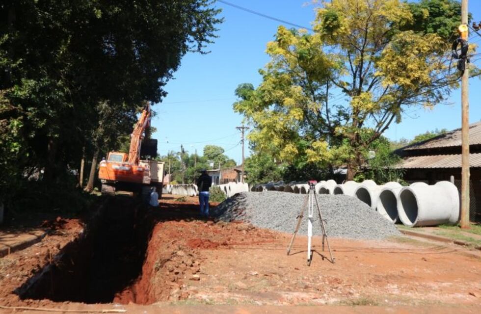 Desvío en una avenida troncal por trabajos de drenaje en el barrio Sur Argentino