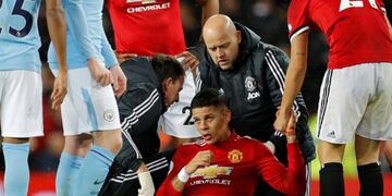 Marcos Rojo protagonizó un duro choque con el español David Silva en el derby de Manchester\u002E REUTERS/Darren Staples