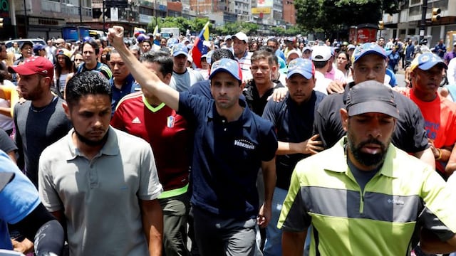 Opposition leader Henrique Capriles raises his arm as he arrives at an opposition rally in Caracas, Venezuela, April 8, 2017.  REUTERS/Carlos Garcia Rawlins