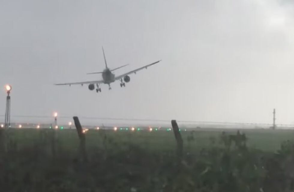 Así aterrizó un avión en medio del huracán Ofelia