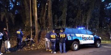 Los policías identificaron y apresaron a los dos hombres\u002E