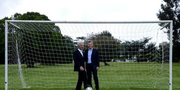 DYN14, BUENOS AIRES 24/10/16, EL PRESIDENTE MAURICIO MACRI RECIBE A SU PAR DE URUGUAY, TABARÉ VÁZQUEZ,  UN ENCUENTRO QUE SERVIRÁ PARA RELANZAR LA RELACIÓN BILATERAL Y ABORDAR, ENTRE OTROS TEMAS, EL VÍNCULO ENTRE EL MERCOSUR Y OTROS BLOQUES REGIONALES, LA CONSTRUCCIÓN DE UN PUENTE INTERNACIONAL Y LA INMINENTE PRESENTACIÓN PÚBLICA DE MONITOREOS AMBIENTALES SOBRE LA PAPELERA DE FRAY BENTOS\u002EFOTO:DYN/PRESIDENCIA ciudad de buenos aires mauricio macri tabare vazquez visita del presidente de uruguay reunion bilateral presidentes de argentina y uruguay