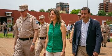 La ministra de Seguridad de la Nación, Sabina Frederic, acompañada por el gobernador de Misiones y el Prefecto General Mario Rubén Farinon\u002E \u002E (Foto Misiones Online)