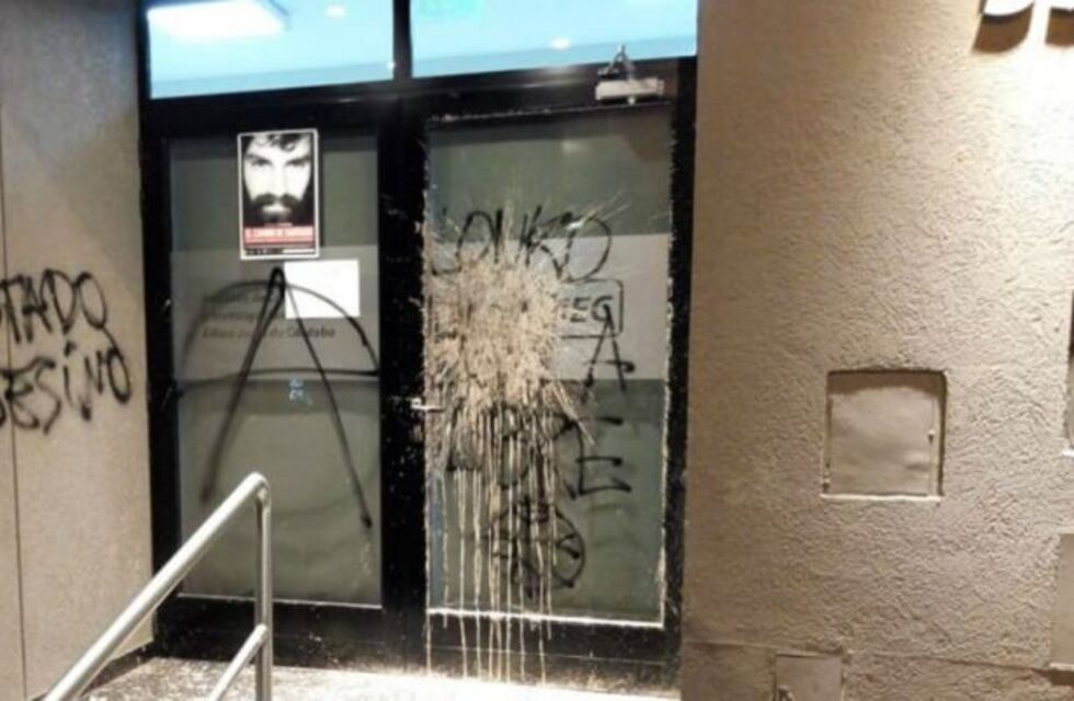 Vandalizaron la sede de UEPC mientras se proyectaba la película de Santiago Maldonado