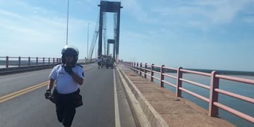 Bomberos trabajando en el puente