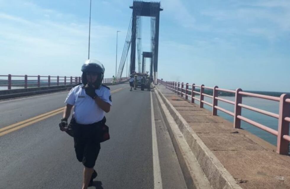 Incendio en cables troncales sobre el puente interrumpe el servicio de energía eléctrica a la mitad de Corrientes