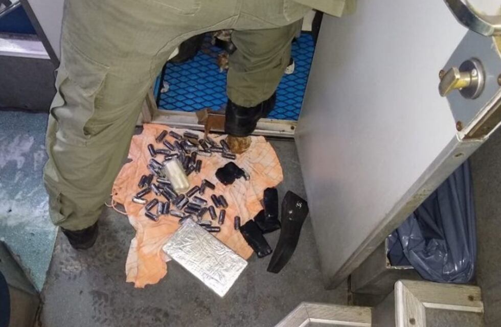 Decomisaron 2 kilos de cocaína ocultos en el baño de un micro