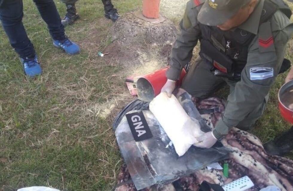 Atraparon a dos bolivianos con droga escondida en un matafuego