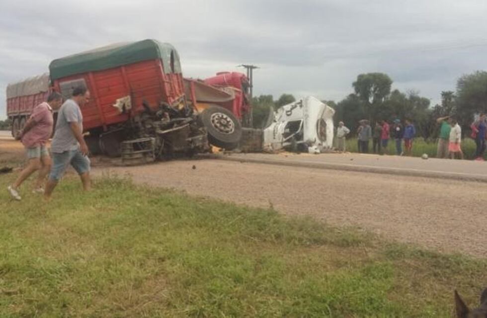 Un muerto en un terrible choque frontal entre dos camiones