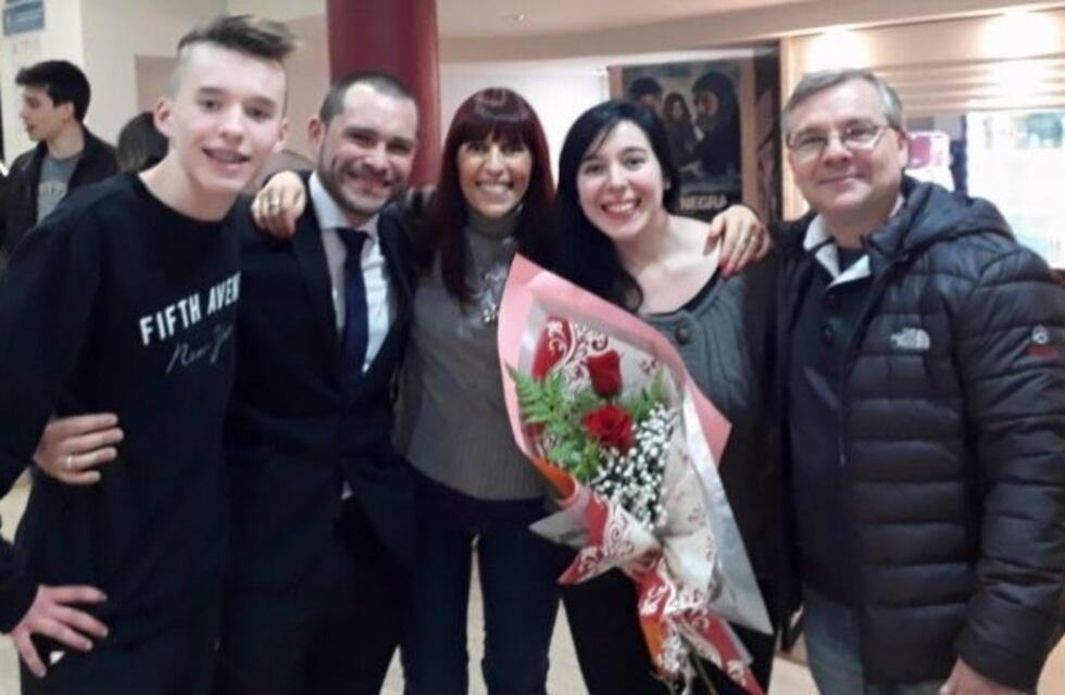 Sorprendió a su pareja y le pidió casamiento en el cine Teatro Español