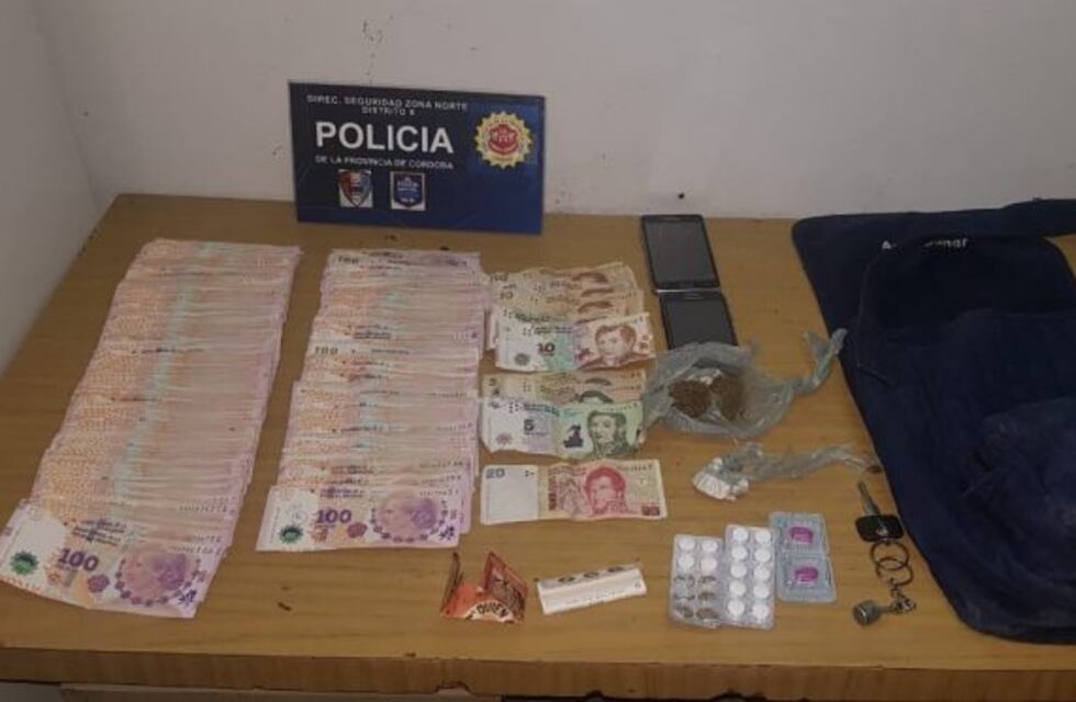 Quisieron evadir un control policial, los detuvieron y les descubrieron un bolso con drogas y dinero