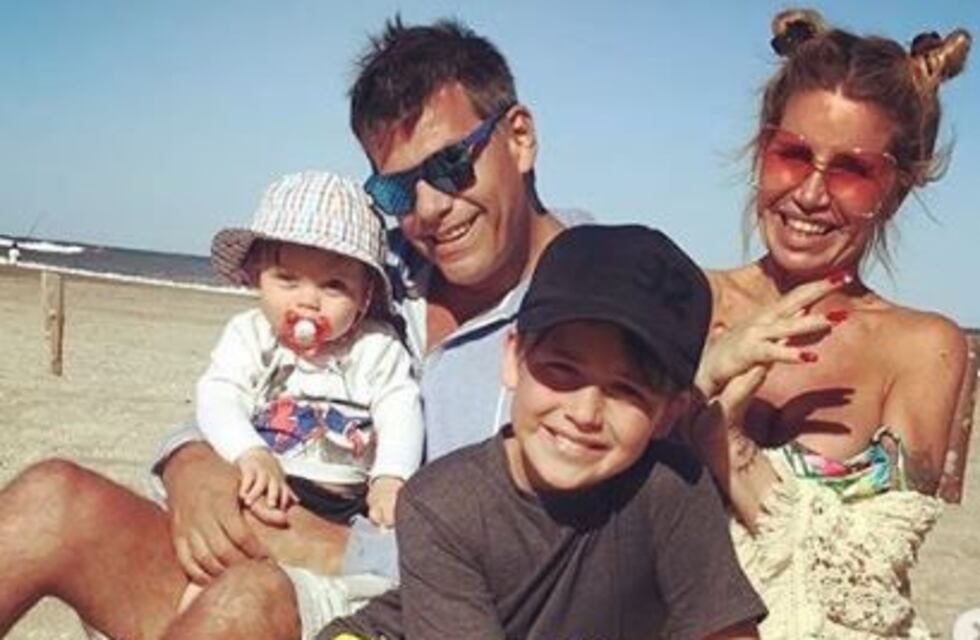La reacción del bebé de Flor Peña al meter por primera vez los pies en el mar