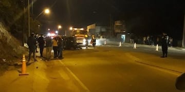 Vehículo volcó frente a la plaza de los 400 años, salsipuedes (Foto: Diario Sierras)