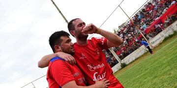 El ascenso de Avellaneda era un hecho y Germán Pettinari lo celebra con una gran emoción junto a su hinchada y compañeros en cancha de Juniors luego de la final ante Bella Vista