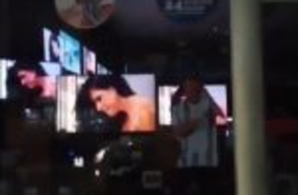 Hackean los televisores de dos comercios y proyectan videos eróticos