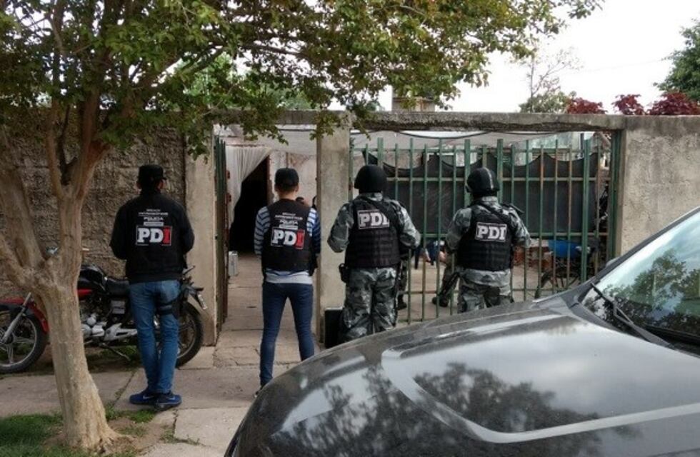 Detuvieron a cinco personas y secuestraron marihuana en barrio Las Flores