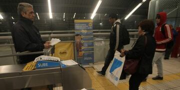DYN101, BUENOS AIRES 05/07/2017, LOS METRODELEGADOS LIBERAN MOLINETES EN RECLAMO DE APERTURA DE PARITARIAS\u002E FOTO:DYN/PABLO MOLINA\u002E ciudad de buenos aires protesta de metrodelegados en la terminal constitucion del subte de la linea C metrodelegados abren los molinetes y dejan pasar gratis a los pasajeros reclamo paritarias aumento sueldos salarios