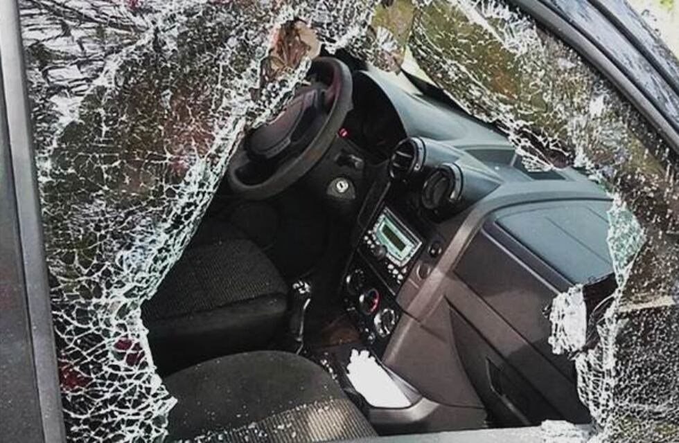 Tras destrozarle el vidrio a un automóvil logra robar una cartera