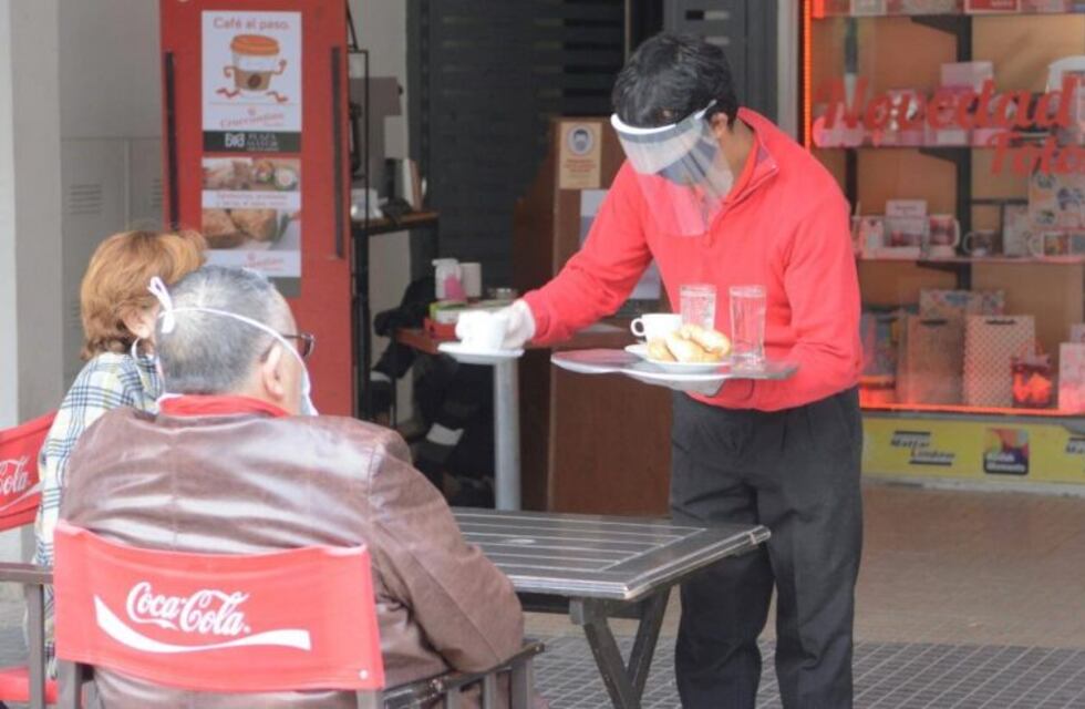 Después de más de dos meses abrieron los bares y cafeterías en Santiago