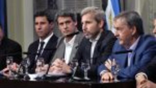 DYN35, BUENOS AIRES, 20/12/2013, LOS MINISTROS ROGELIO FRIGERIO Y ALFONSO PRAT GAY Y GOBERNADORES BRINDAN CONFERENCIA DE PRENSA. FOTO:DYN/LUCIANO THIEBERTGER.