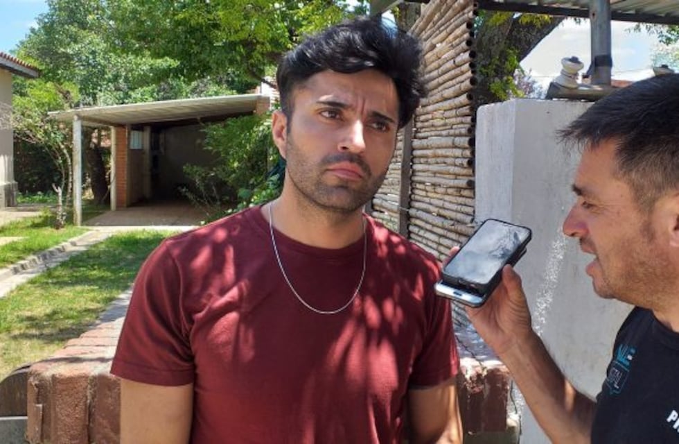 Encadenado en la UDER, un padre reclama por su hijo