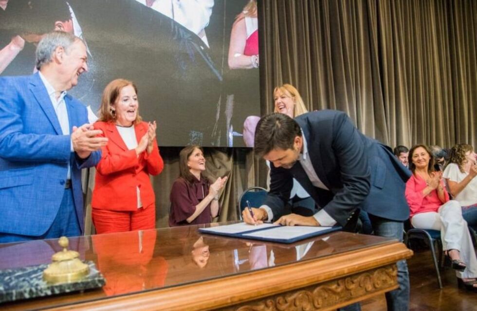 El intendente firmó el Memorando de acuerdo internacional que promueve la participación de las mujeres en la política