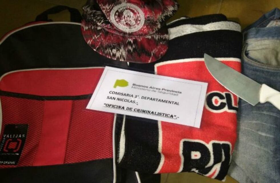 Tres delincuentes a bordo de un auto asaltaban a menores a la salida de la escuela