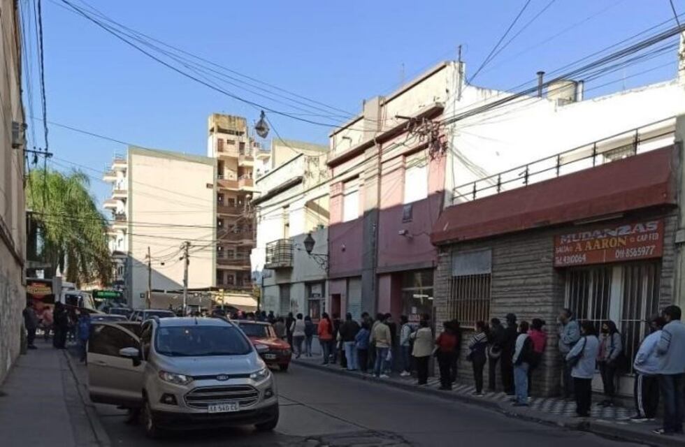 Siguen las largas filas y la circulación de gente en el centro salteño