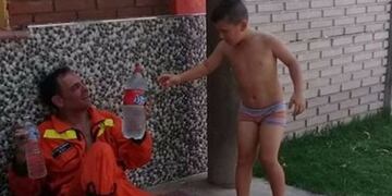 German Ordoñez el niño que alcanzó agua a Bomberos en Freyre