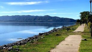 Costanera soleada de Carlos Paz y en cuarentena\u002E (Foto: VíaCarlosPaz)\u002E