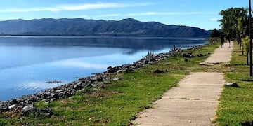 Costanera soleada de Carlos Paz y en cuarentena\u002E (Foto: VíaCarlosPaz)\u002E