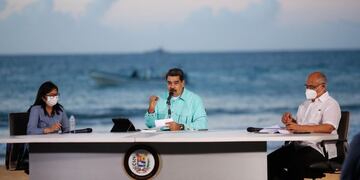 AME3751\u002E LA GUAIRA (VENEZUELA), 26/10/2020\u002E- Fotografía cedida por prensa de Miraflores donde se observa al presidente venezolano Nicolás Maduro, acompañado de miembros del gabinete Ejecutivo, en un acto gubernamental hoy, en La Guaira (Venezuela)\u002E Mauro anunció este domingo que los científicos de su país han \