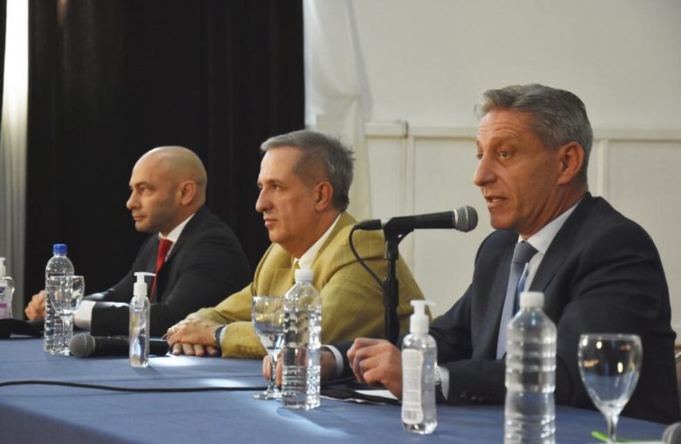 Arcioni aseguró que no habrá recortes en los salarios estatales