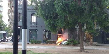 El auto se incendió en Oroño y Guemes\u002E