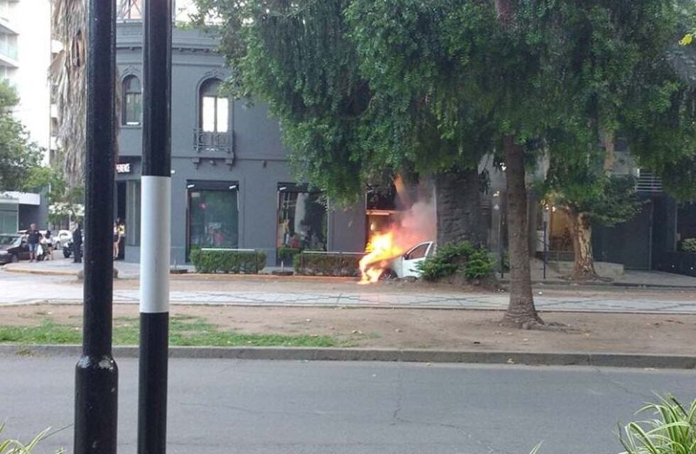 Susto en Pichincha: el festejo terminó con un auto consumido por el fuego