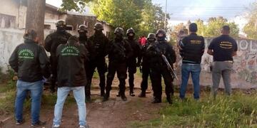 Allanan un ex jardín donde encontraron marihuana y municiones