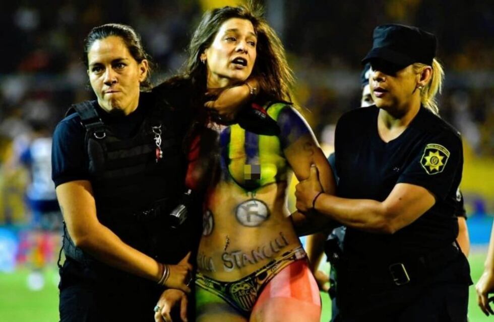Sorpresa por una mujer que ingresó semidesnuda a la cancha cuando jugaban Rosario Central y River