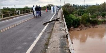 Un camión cayó a las aguas del río Bermejo en Puerto Eva Perón (Foto: Gentileza)