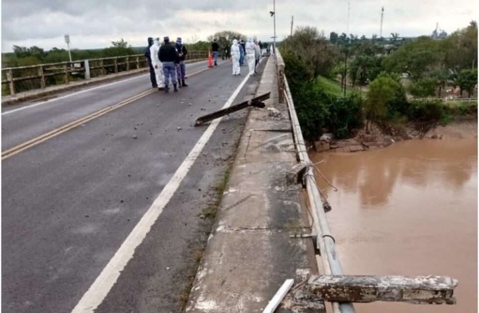 Un camión cayó a las aguas del río Bermejo en Puerto Eva Perón