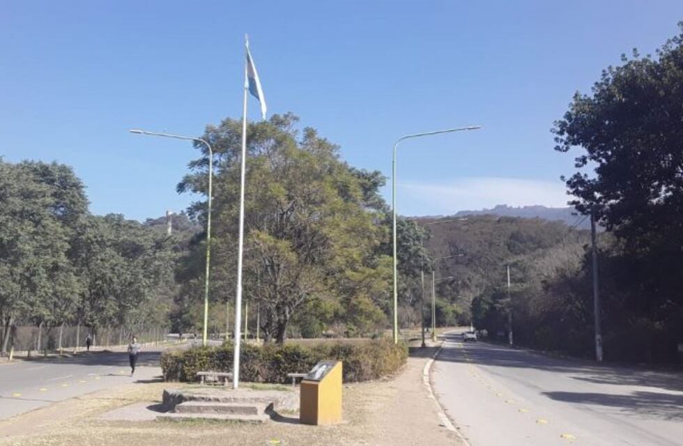 La Bandera flamea junto al monolito en homenaje a Manuel Belgrano
