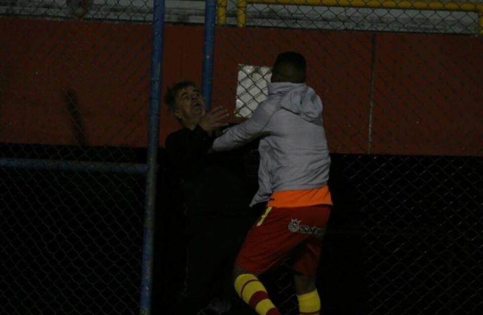 Un ex ayudante de campo de Newell's fue golpeado por su propio futbolista