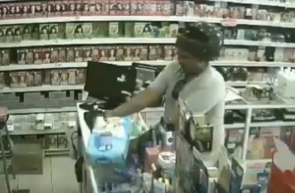 Ladrón aprovechó el descuido y con gran habilidad se llevó un celular del mostrador