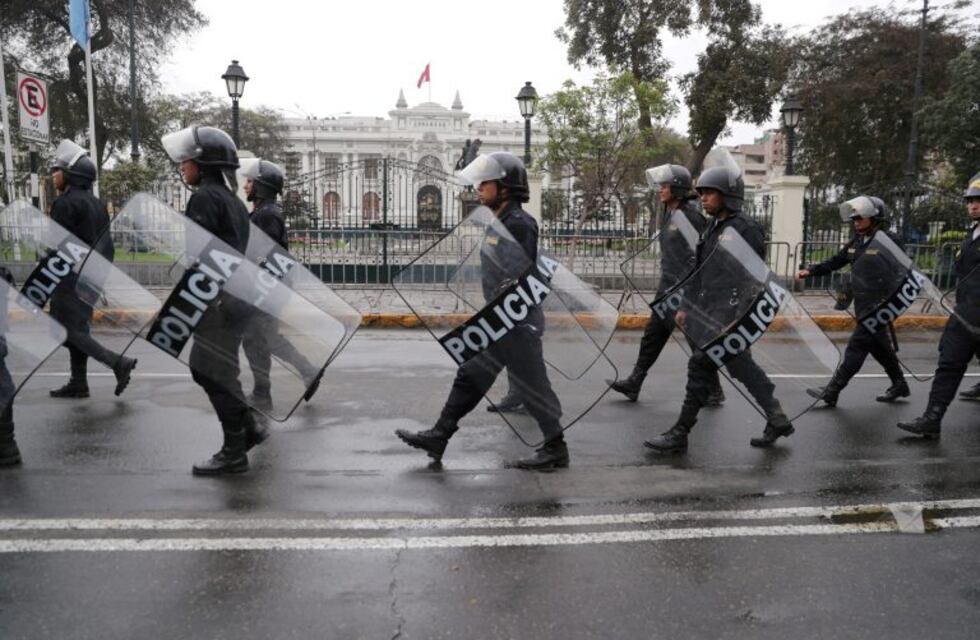 Perú naufraga en su mayor crisis política en décadas