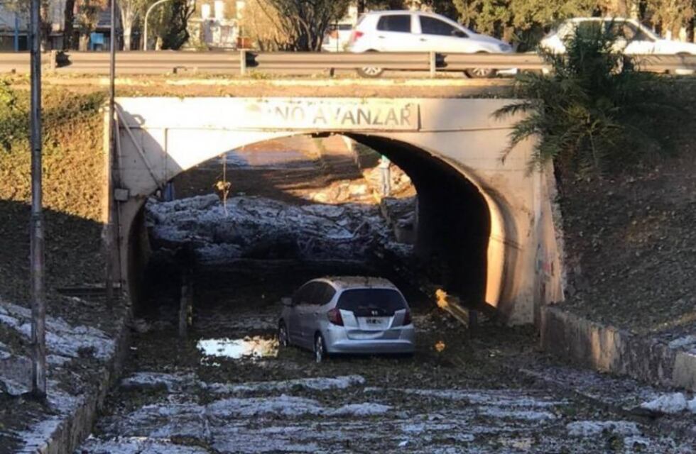 "En veinte minutos el agua tapó el auto", dijo el chico que quedó atascado en el puente del Shopping