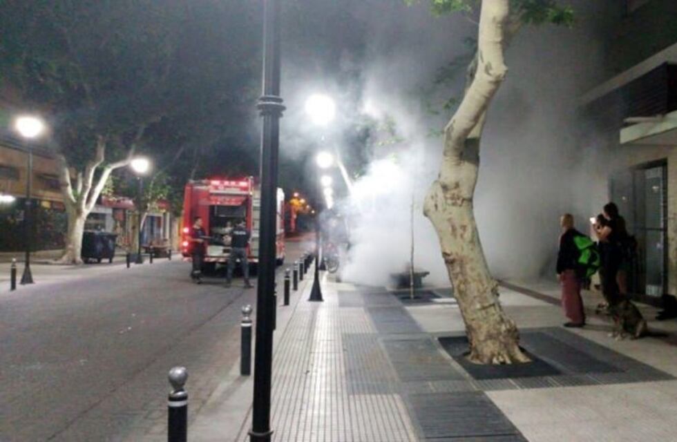 Vándalos incendiaron contenedores de basura en pleno centro sanrafaelino