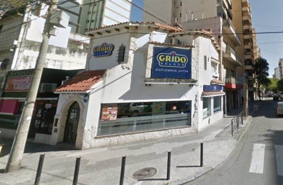 Ingresaron a una heladería, amenazaron y le pegaron a una mujer y se llevaron 10 mil pesos