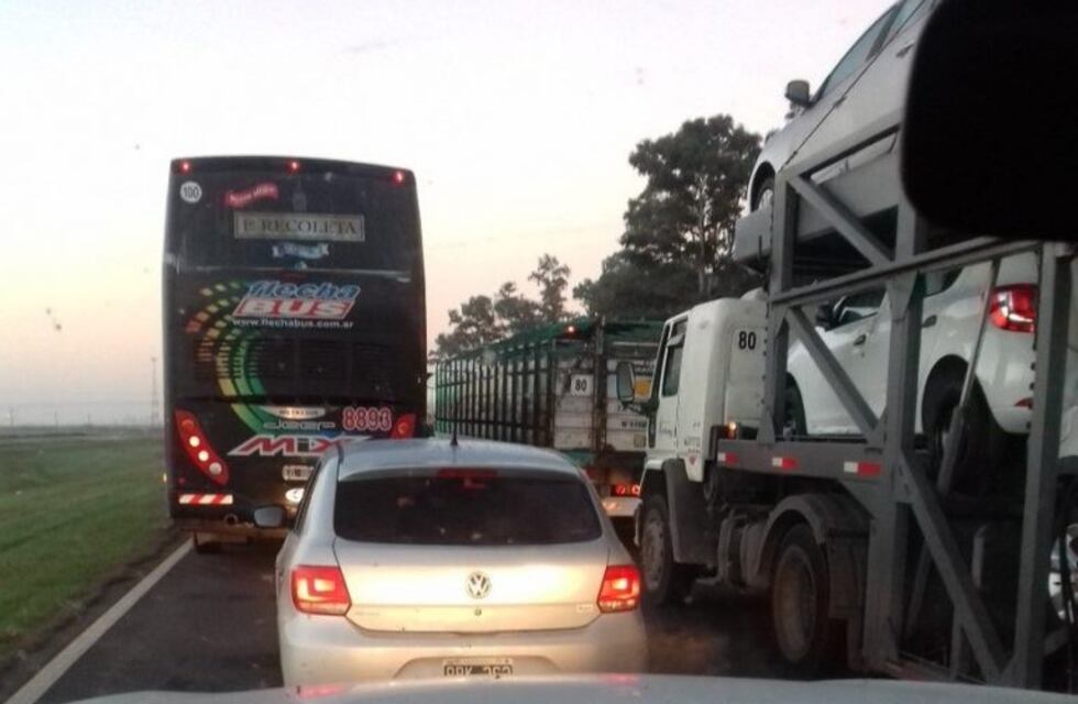 Volcó un camión a la altura de Ramallo y provocó largas colas en la mano a Buenos Aires de la Ruta 9