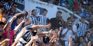 La popular recibe el agua refrescante de los bomberos