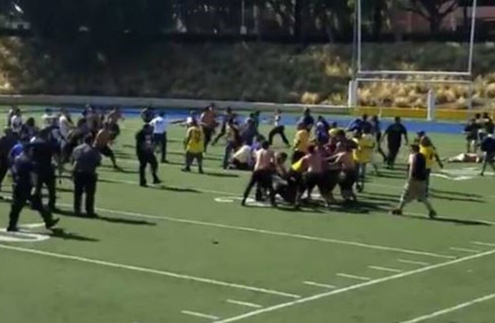 Salvaje batalla campal entre hinchas mexicanos en un partido de leyendas
