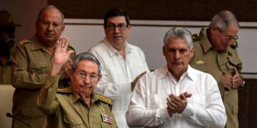 HAB301\u002E LA HABANA (CUBA), 27/12/16\u002E- El presidente de Cuba, Rau00fal Castro (i), y el primer vicepresidente, Miguel Du00edaz-Canel (d), asisten hoy, martes 27 de diciembre de 2016, a la sesiu00f3n de la Asamblea Nacional del Poder Popular, en La Habana (Cuba)\u002E Castro, encabeza hoy la u00faltima sesiu00f3n plenaria del au00f1o de la Asamblea Nacional de Cuba (Parlamento unicameral), en la que se pasaru00e1 revista a la situaciu00f3n del pau00eds y se abordaru00e1 la u00faltima voluntad de Fidel Castro de no utilizar su nombre en edificios o espacios pu00fablicos\u002E EFE/Abel Padru00f3n Padilla cuba la habana Raul Castro Miguel Diaz Canel cuba presidente en la asamblea legislativa bianual